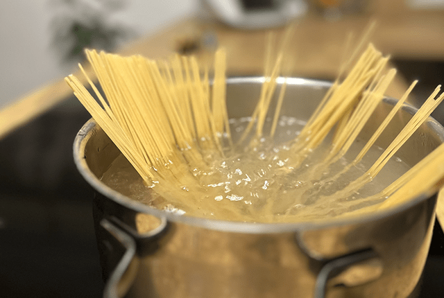 3 astuces toutes simples pour éviter que les pâtes collent dans la casserole  : Femme Actuelle Le MAG